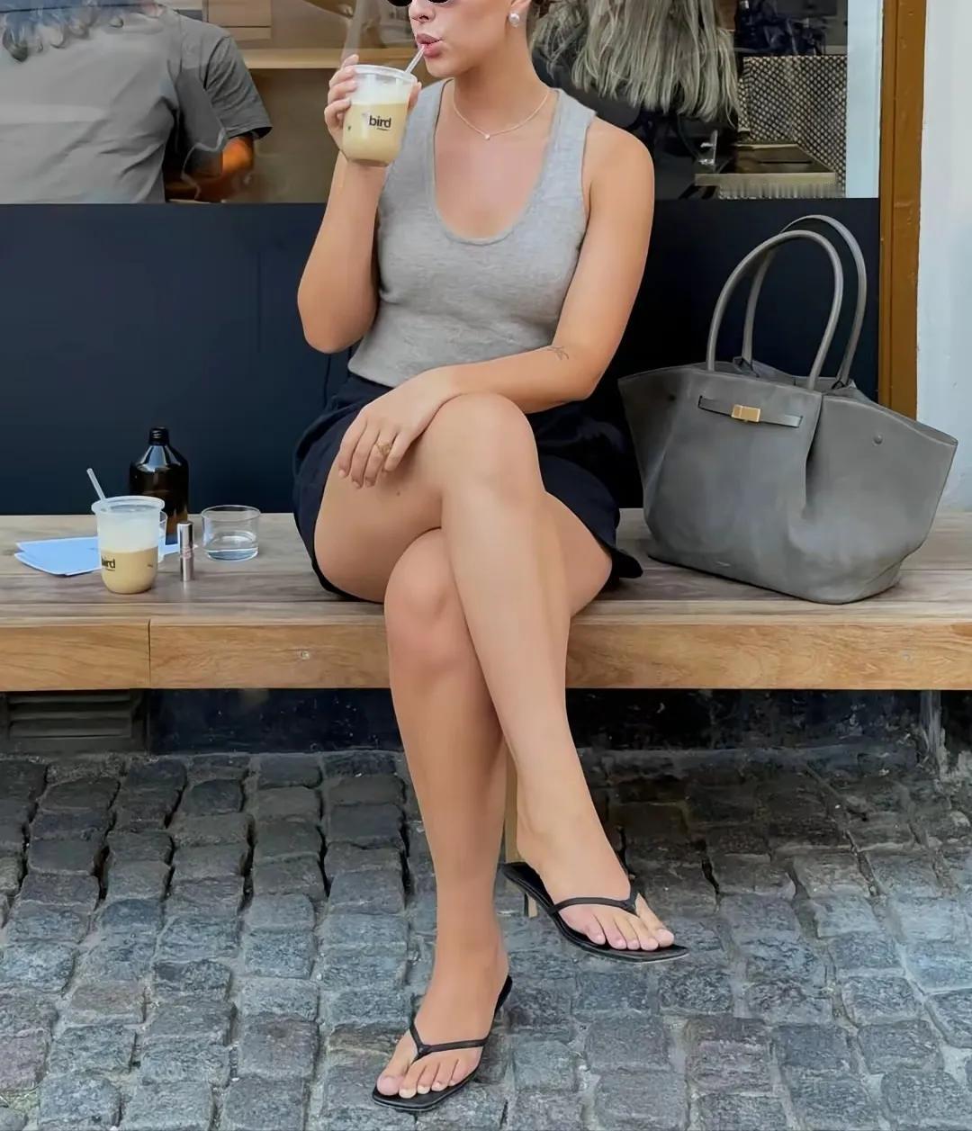 朋友说在英国伦敦街头看到外国人很随意，我们只有在家里穿戴，但她们在大街上和家里一