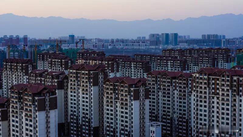 人们对一线城市商品房的追求，除了居住，还有其他因素，例如投资、教育、圈层和配套等