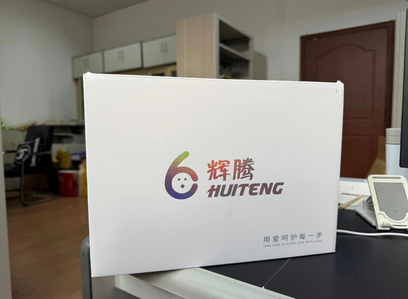 不懂就问：福建泉州着大火的“辉腾鞋业”跟赞助仙游马拉松的辉腾是不是同一家公司啊？