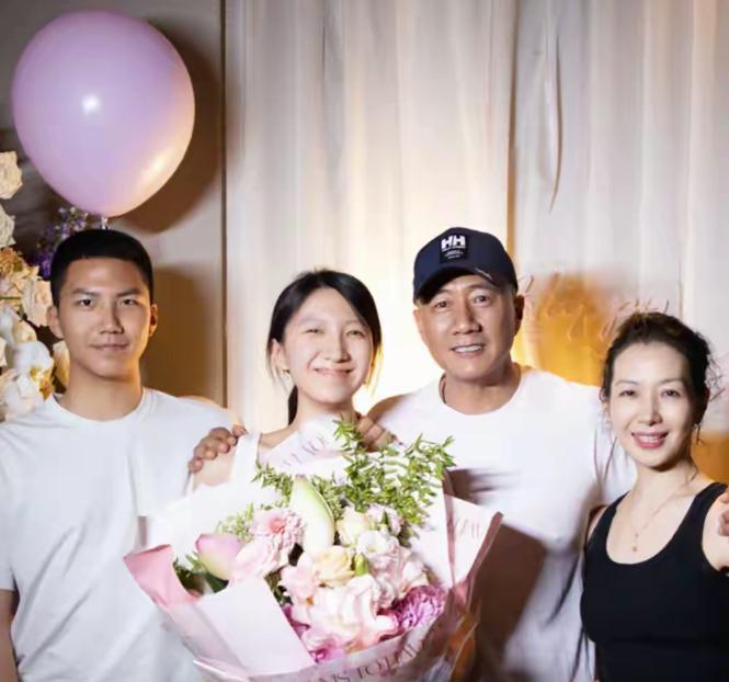 胡军一家为爱女九九庆祝24岁生日，画面特别温馨。但神奇的是，一家四口却共用两张