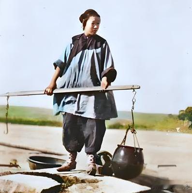 清朝，有个农妇去卖鸡蛋，走到半路被一群土匪糟蹋了，完事了，她见篮子里的鸡蛋还好端