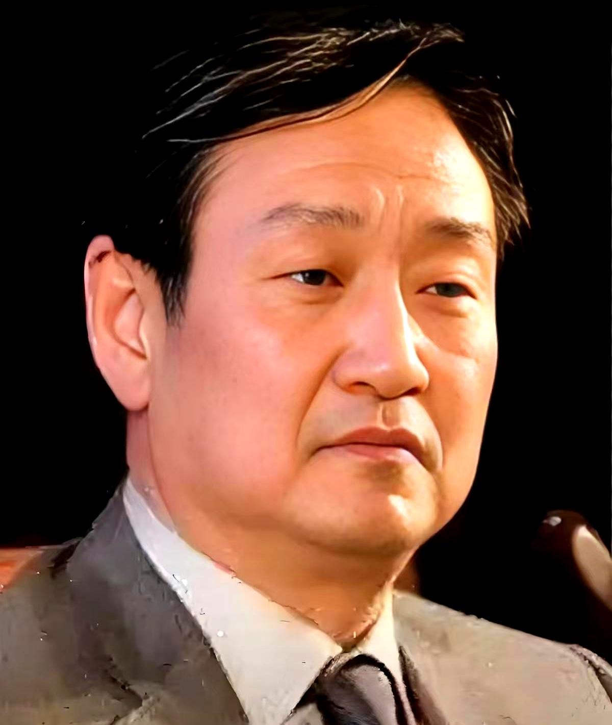 72岁赵玉吉被偶遇，单手拎袋护宋丹丹，网友直呼“教科书级老伴”！28天闪