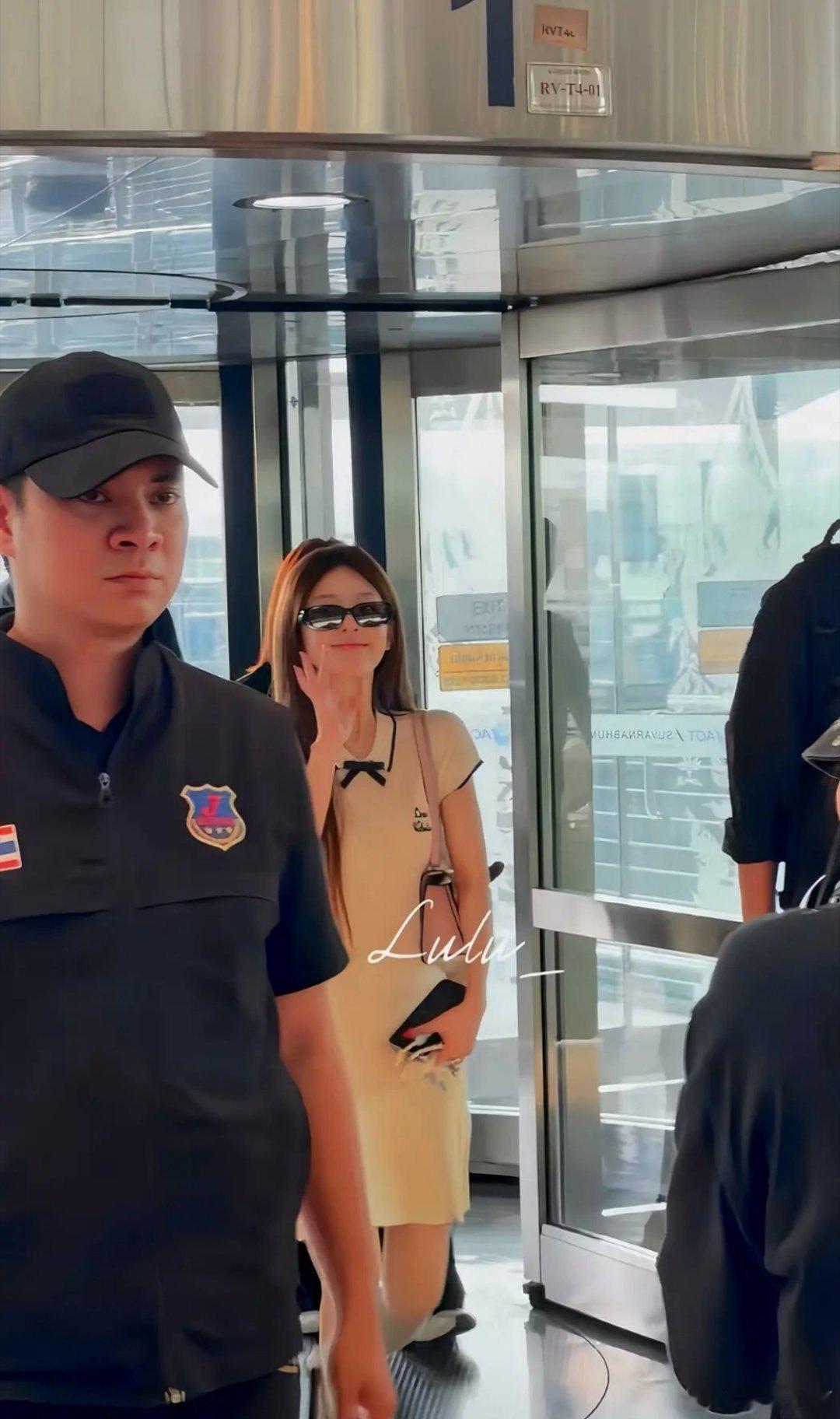 赵露思回国穿的这个裙子都售罄了，这可怕的带货力