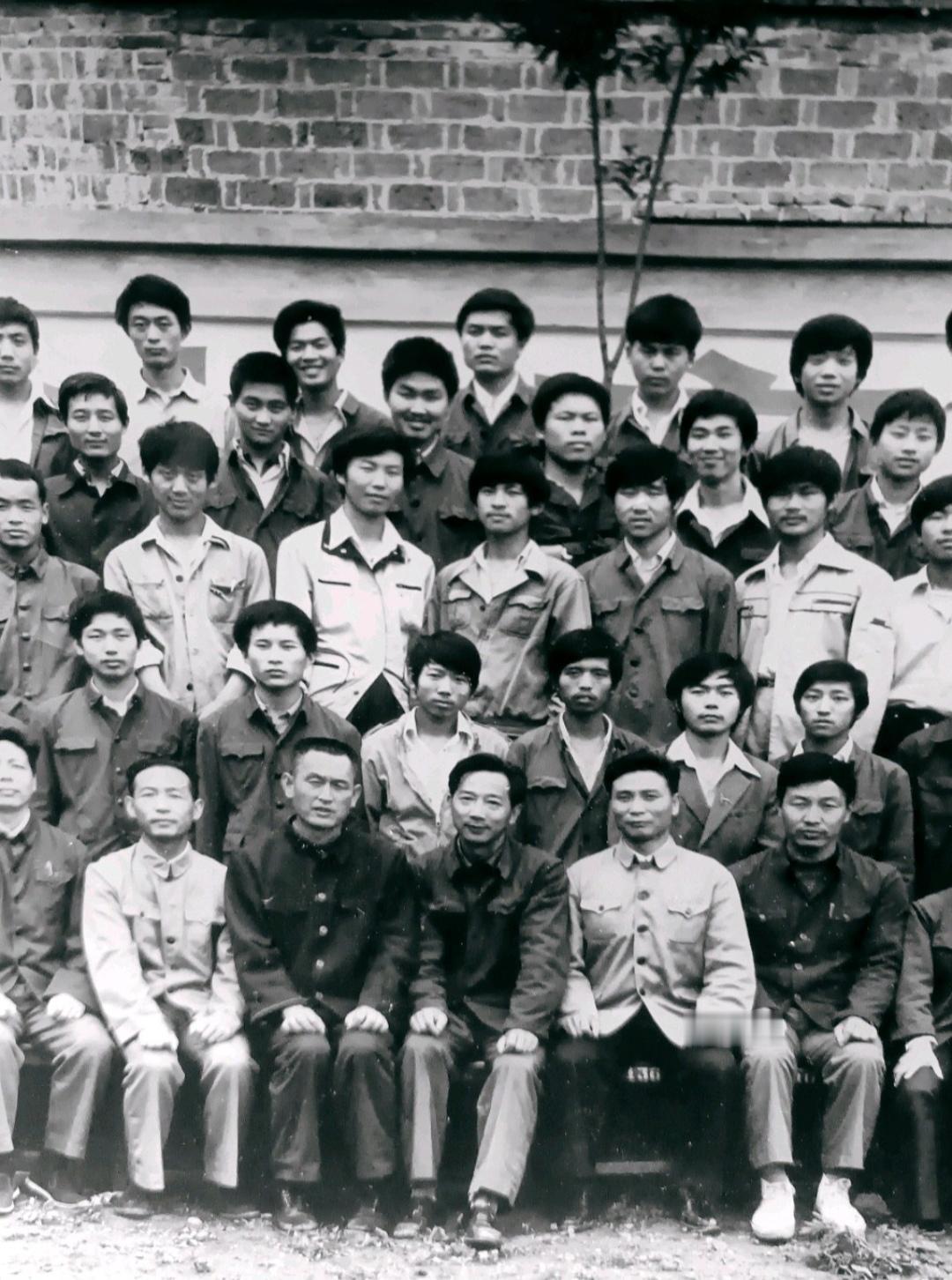 埋头搞技术的难当官！20多年前，我曾在一家大型国企工作，因为一线工人又脏又累，