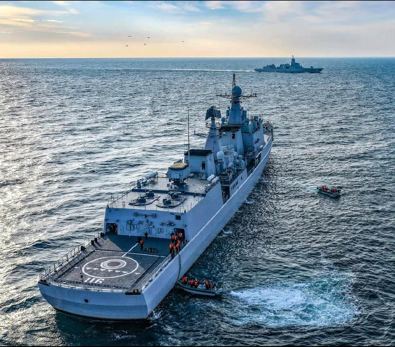 人民海军的蒸汽俄制神盾防空舰，051C级116舰在和北海舰队的055大驱进行联合