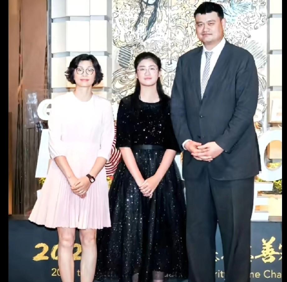 15岁就长到1米98，姚明女儿却放话要读复旦新闻？网友急了，这身高不扣篮太可惜！
