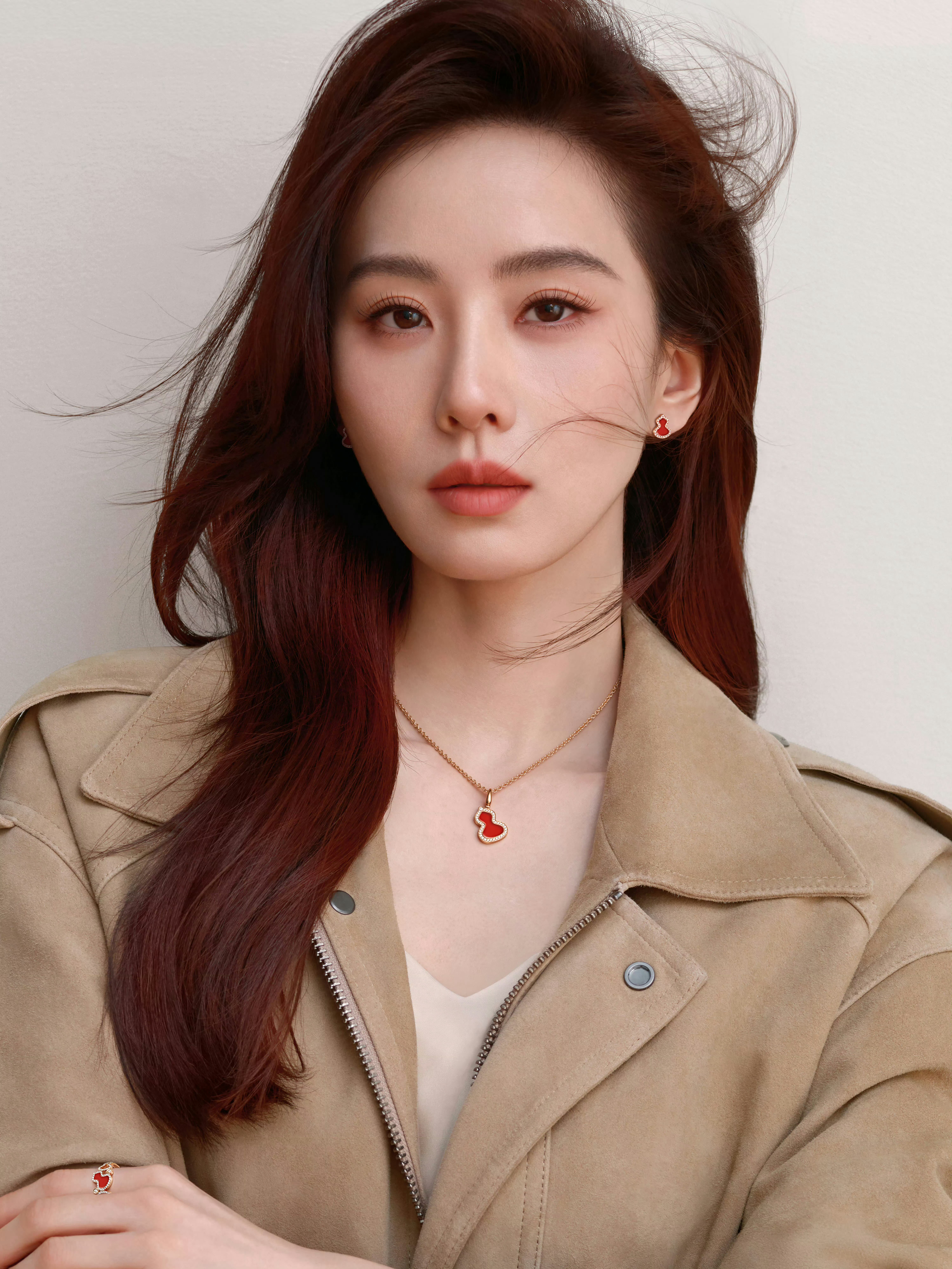 刘诗诗六一儿童节营业，出镜Qeelin全新大片，演绎Wulu系列珠宝，白衬衫与卡