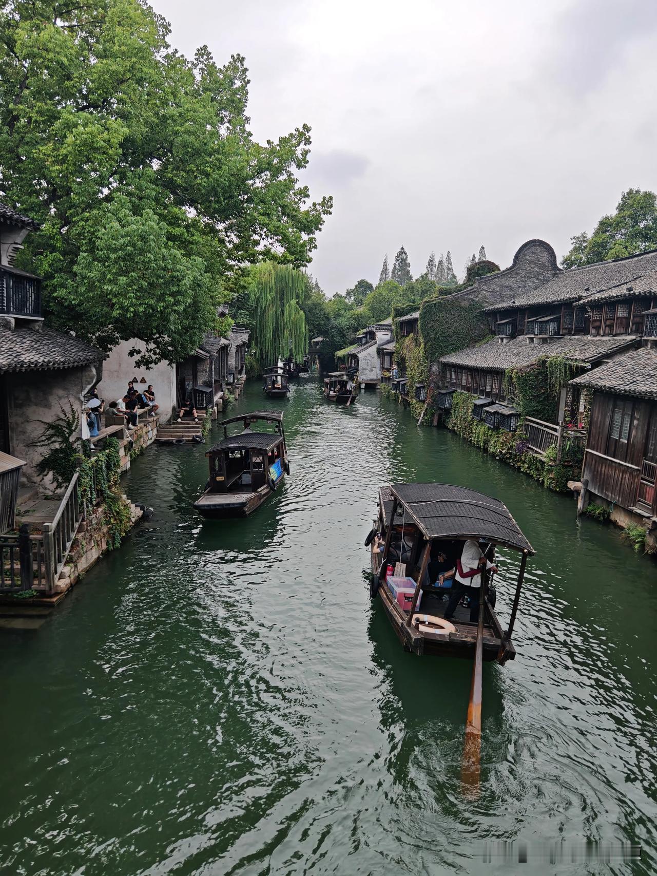 现在的乌镇更值得一来因为互联网大会期间，乌镇景区内的人流量会迅速减少，这时候你