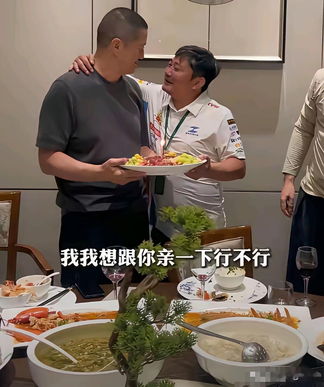 张雪为李亚鹏庆生…李亚鹏的55岁生日，过的非常特别，地点选在了意大利米兰。这场
