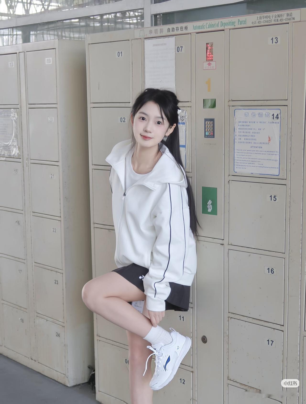 青春校园风，少女与储物柜的邂逅