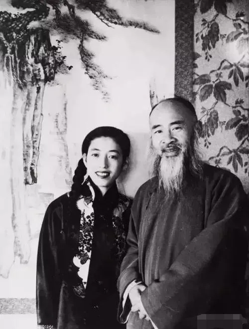 1921年，客人在张大千那买了一张假画，他把张大千请到家里，张大千看见一个女人脸