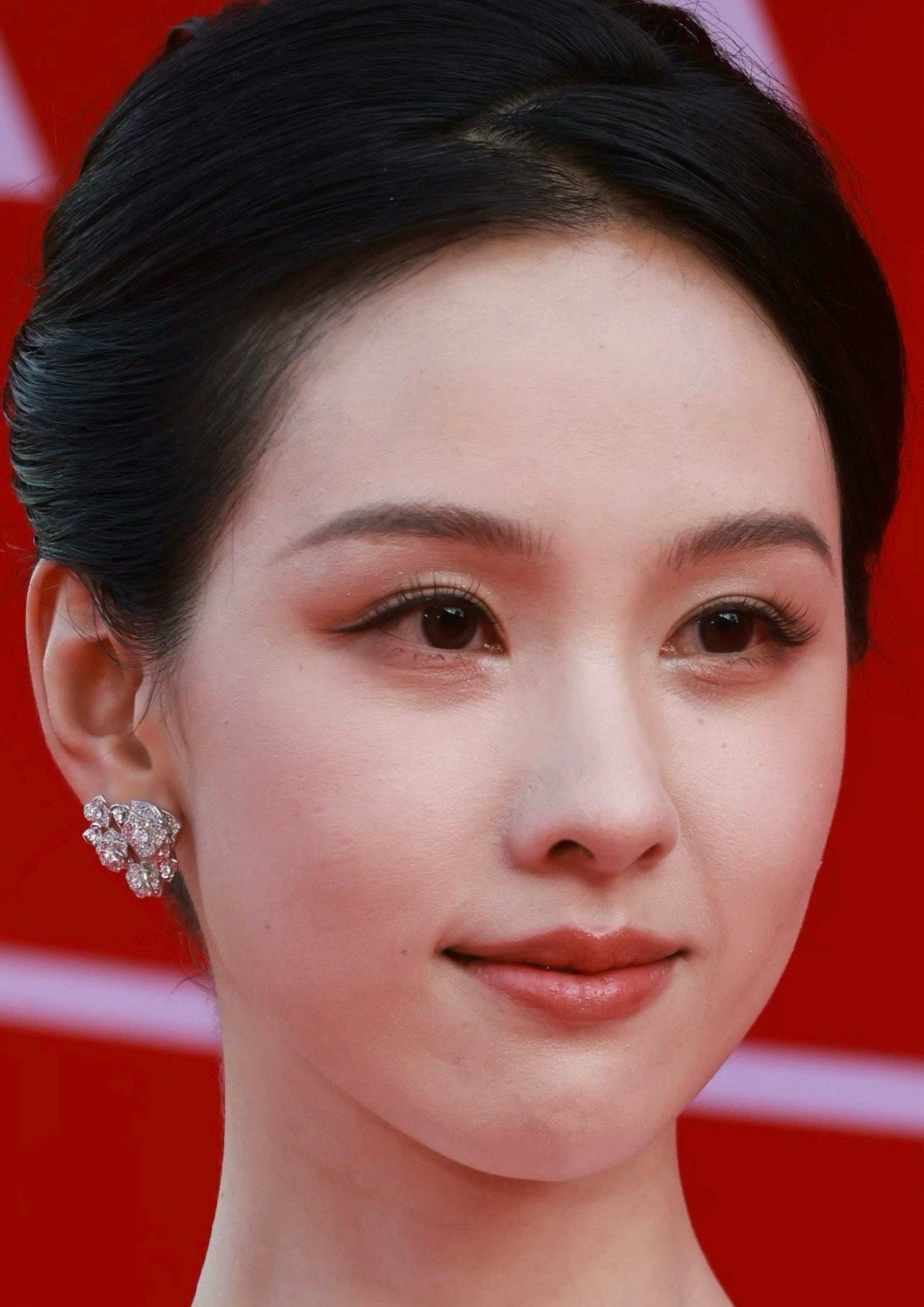 陈都灵现实怼脸生图，高清到红血丝都看得见​​​
