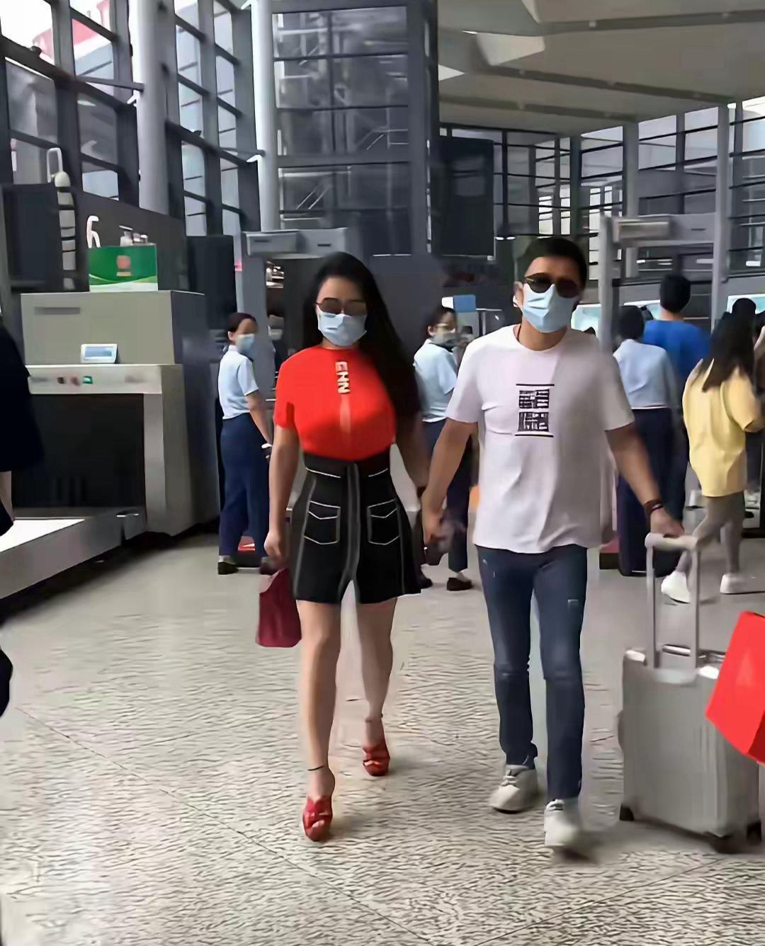 冉莹颖最近这组机场抓拍，跟以前不太一样了。以前是紧身抹胸、大面积露肤，往镜头