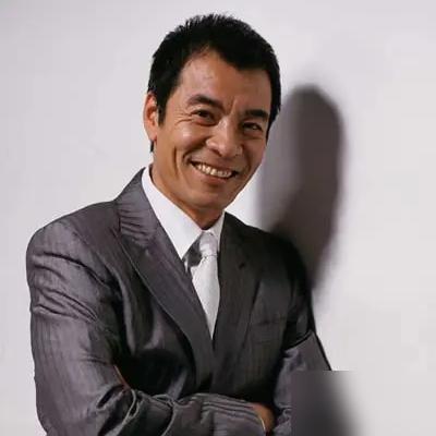 张丰毅有次在《鲁豫有约》的节目上谈到刘威，简直能把人笑死。张丰毅在访谈里毫无