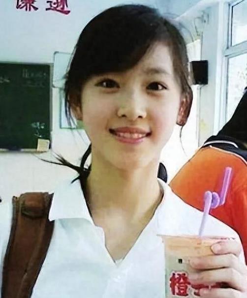 章泽天近照梦回奶茶妹妹据2024年《胡润校友会榜》数据，当时30岁的章泽天