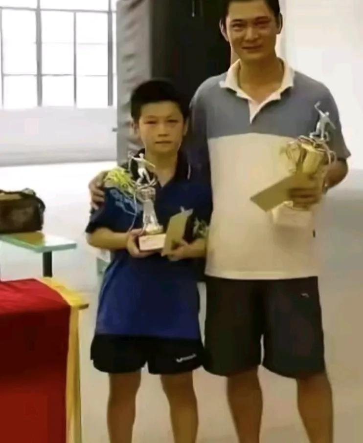 樊振东小时候可太牛了！在这张照片里，小小樊振东手捧奖杯，一脸青涩，又带着自豪
