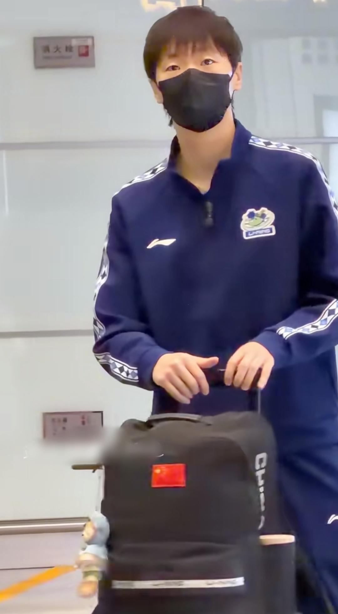 王曼昱出发海南了！！这是一早上最新鲜的鳗鱼，在机场候机等待，出发去参加海口的