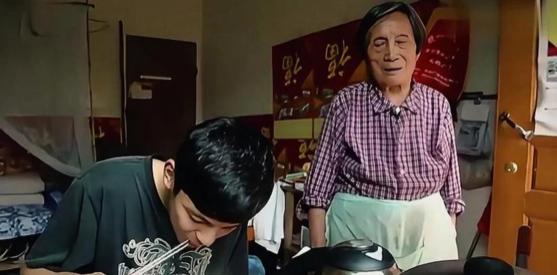 79岁的奶奶为了让落榜的孙子考上大学，偷偷瞒着所有亲人，四处借了4万元复读费，带