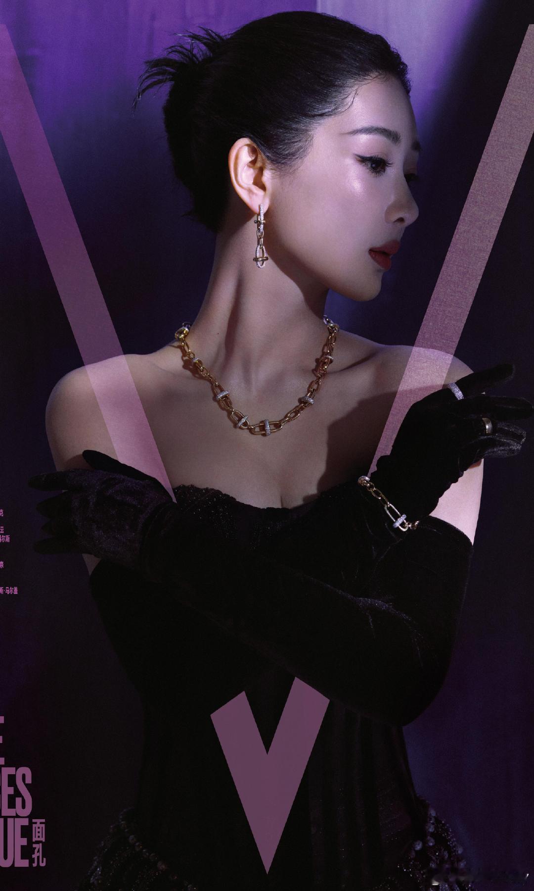 杨紫V中文版金九封面视后解锁金九刊！高定轻纱似展翅雌鹰，冷调光影搭配魅惑红唇，