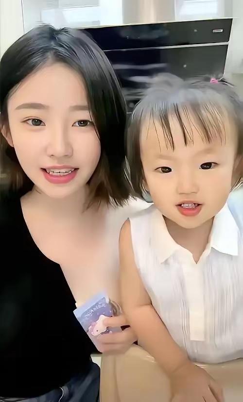 王一鸣带着闪闪的生活到底什么样？很多人都在纳闷儿。黄一鸣说：一个月花销就要几