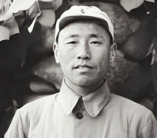 1943年，八路军军区副司令黄骅正开会，手枪队长冯冠奎走进来，黄微笑示意对方坐下