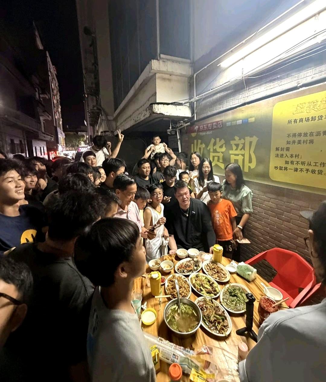 当东莞街头那个拄拐的球迷仍按约而至时，当外卖小哥匆匆却停下合影时，当小孩眼睛像灯