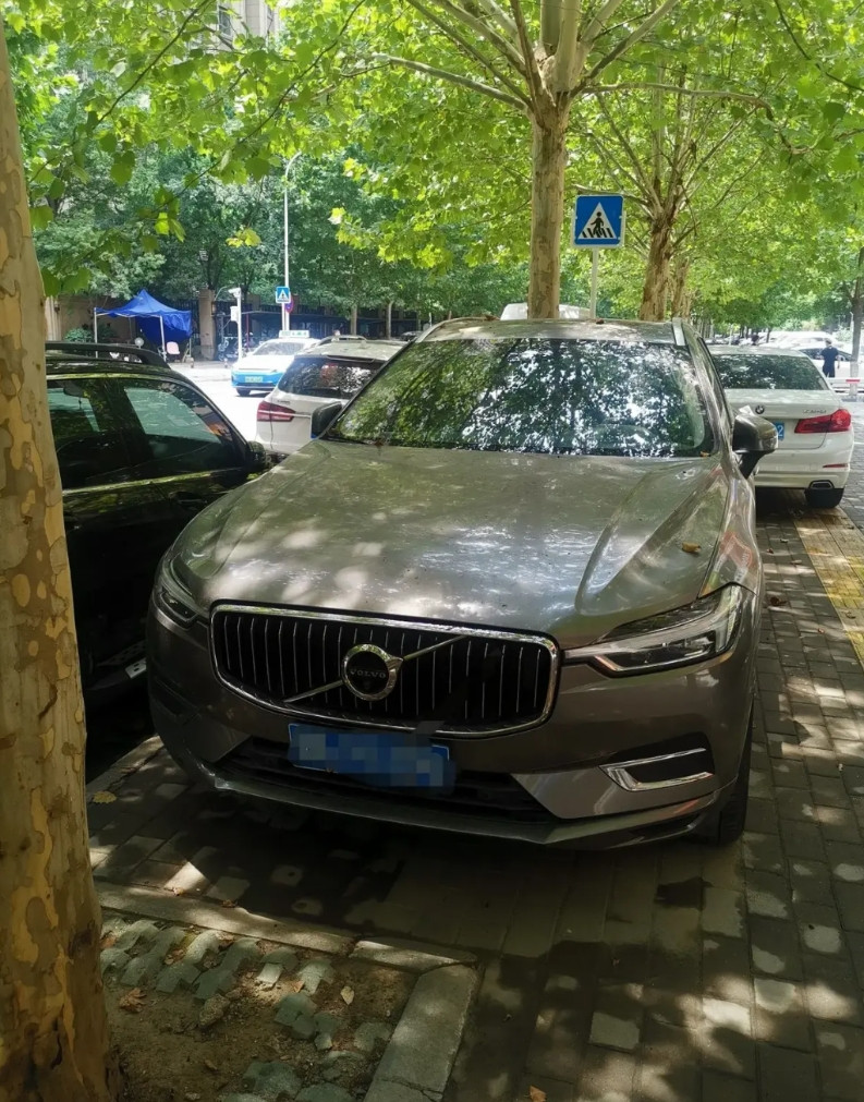 今天同事开着他的老款沃尔沃XC60出来跑业务。虽然是21款的，但是开出来，还是有