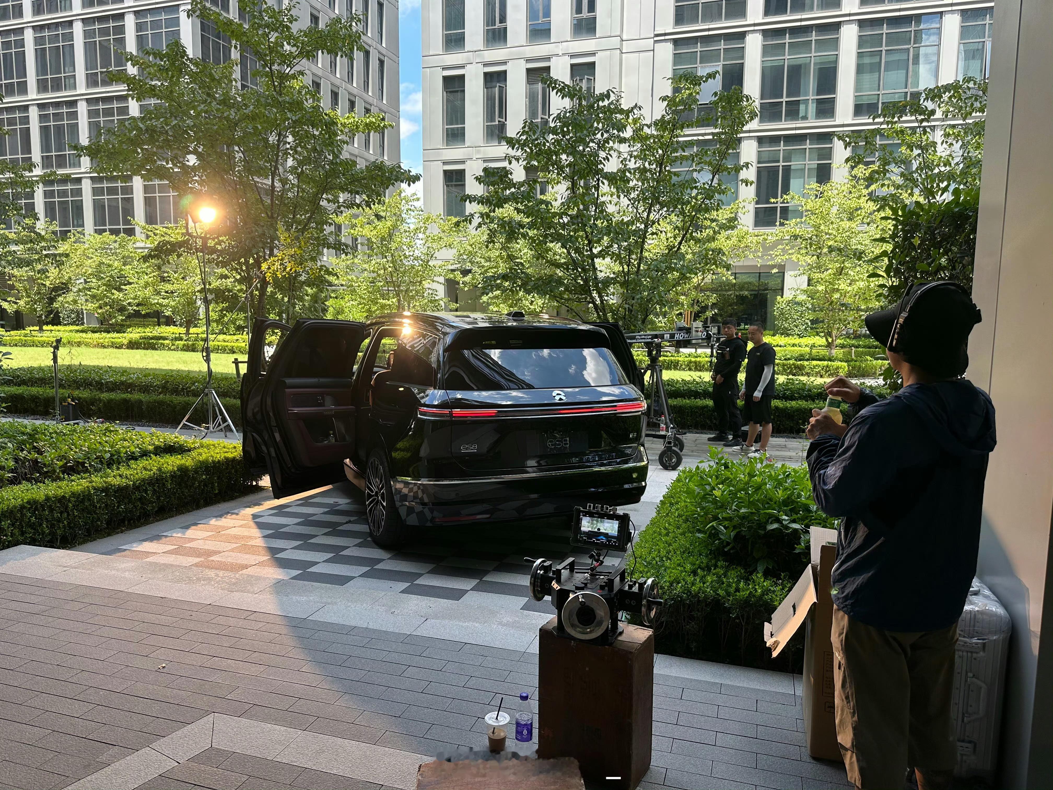 感觉三代蔚来ES8已经泄的差不多了[笑着哭]1、几个颜色看，个人最喜欢还是深色