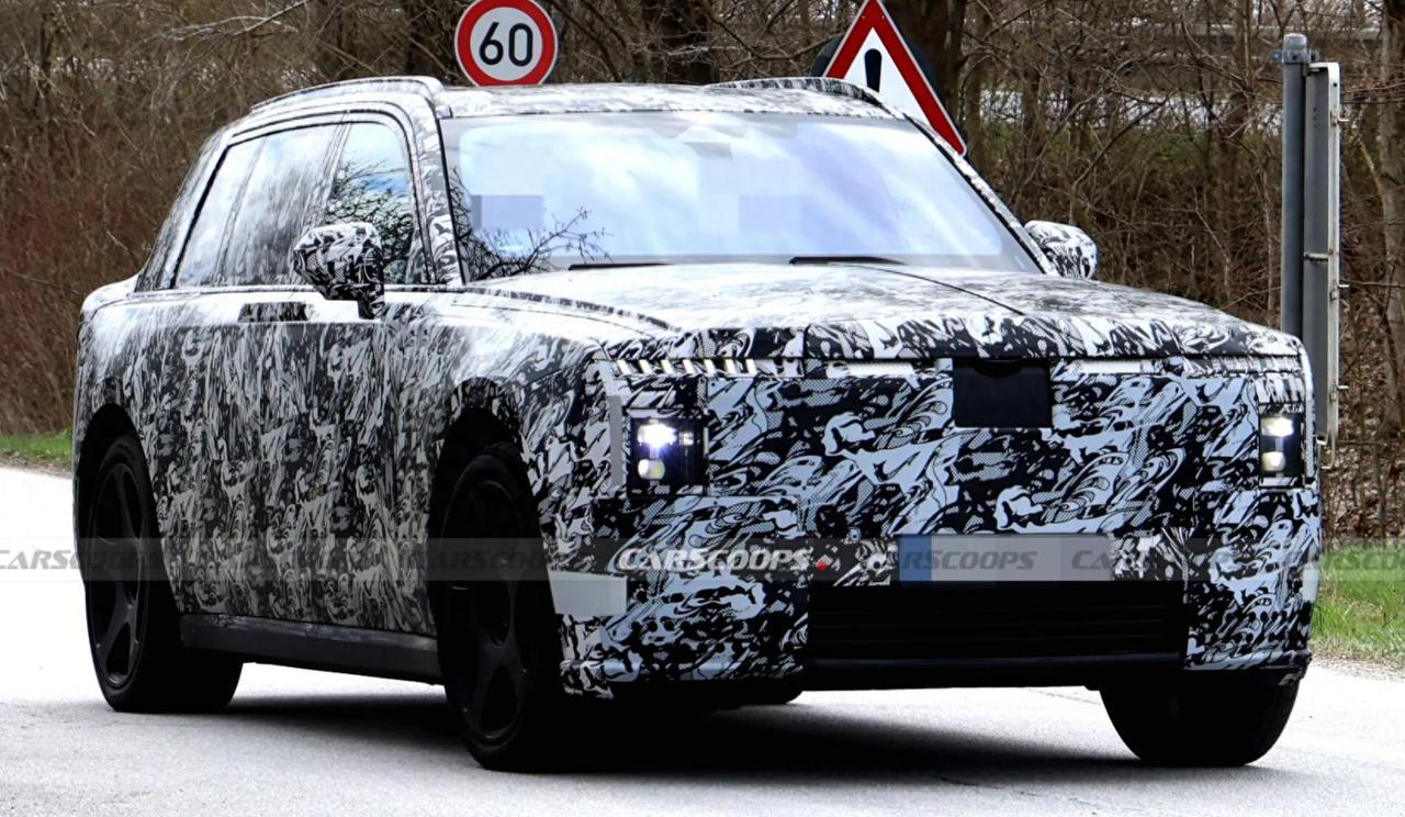 劳斯莱斯也开始用分体大灯了？近日一组劳斯莱斯的全新SUV谍照曝光，从细节来看