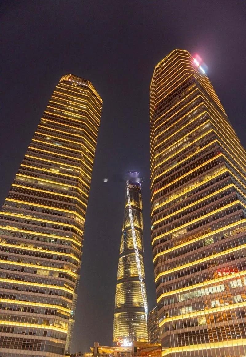 世界上最高的10座大楼：第十名：上海环球金融中心高492米，共101层第九名：台