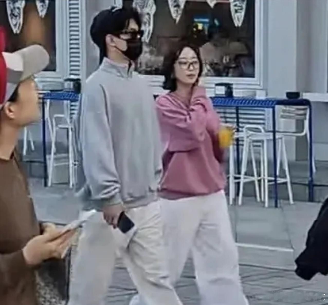 杨洋蒋梦婕旧情复燃？近日，有网友在阿那亚偶遇杨洋与蒋梦婕同框度假，两人互动自然亲