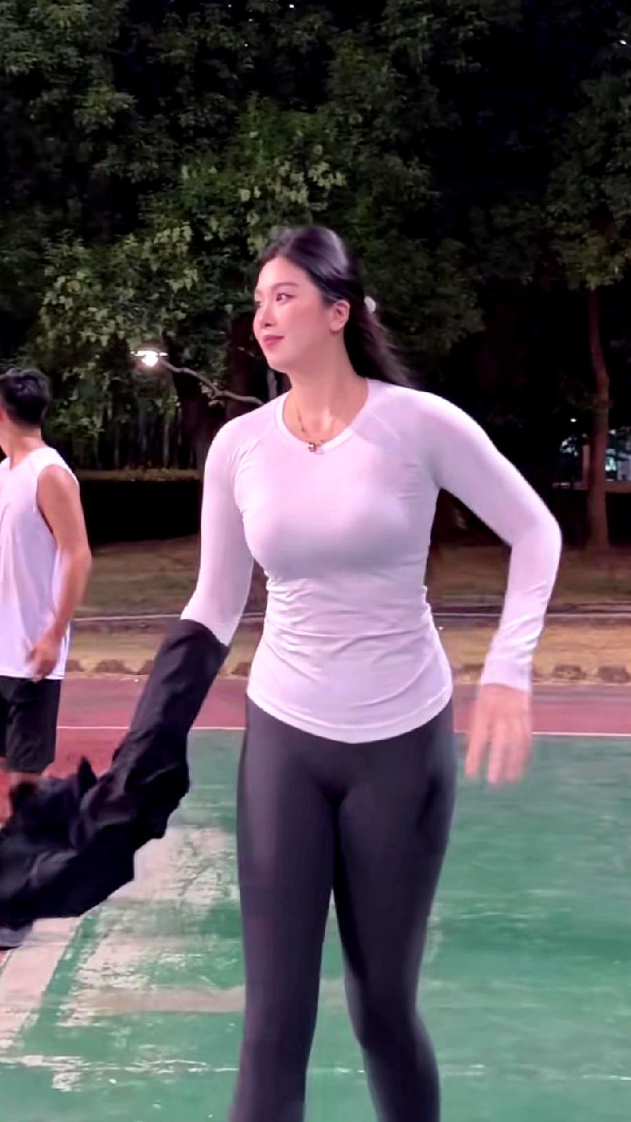 这大体格子太肥美了~美女这么好的球技，要贴身，要贴身。看着她离三分线一米