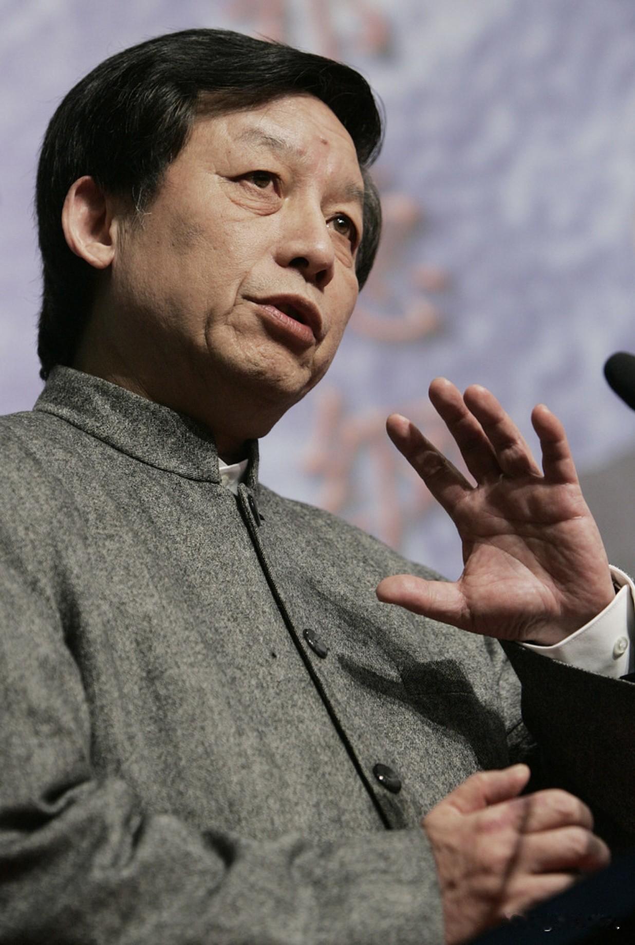 这个世界，“没大没小”真的不好。所谓“没大没小”，就是倡导完全的“平等与自由
