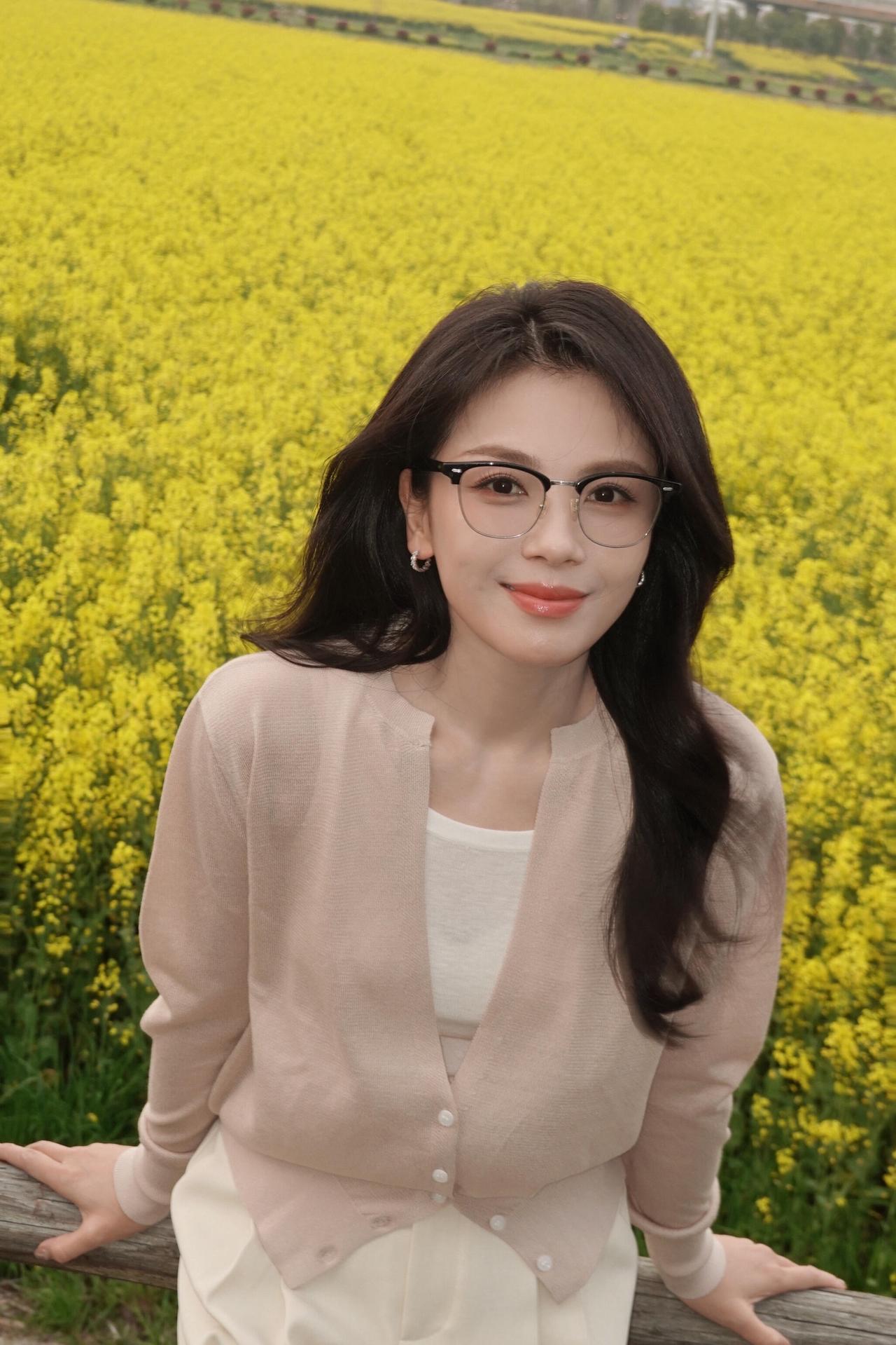 刘涛姐，好干净的一张脸！刘涛眼镜御姐拍照姿势自由感拍照