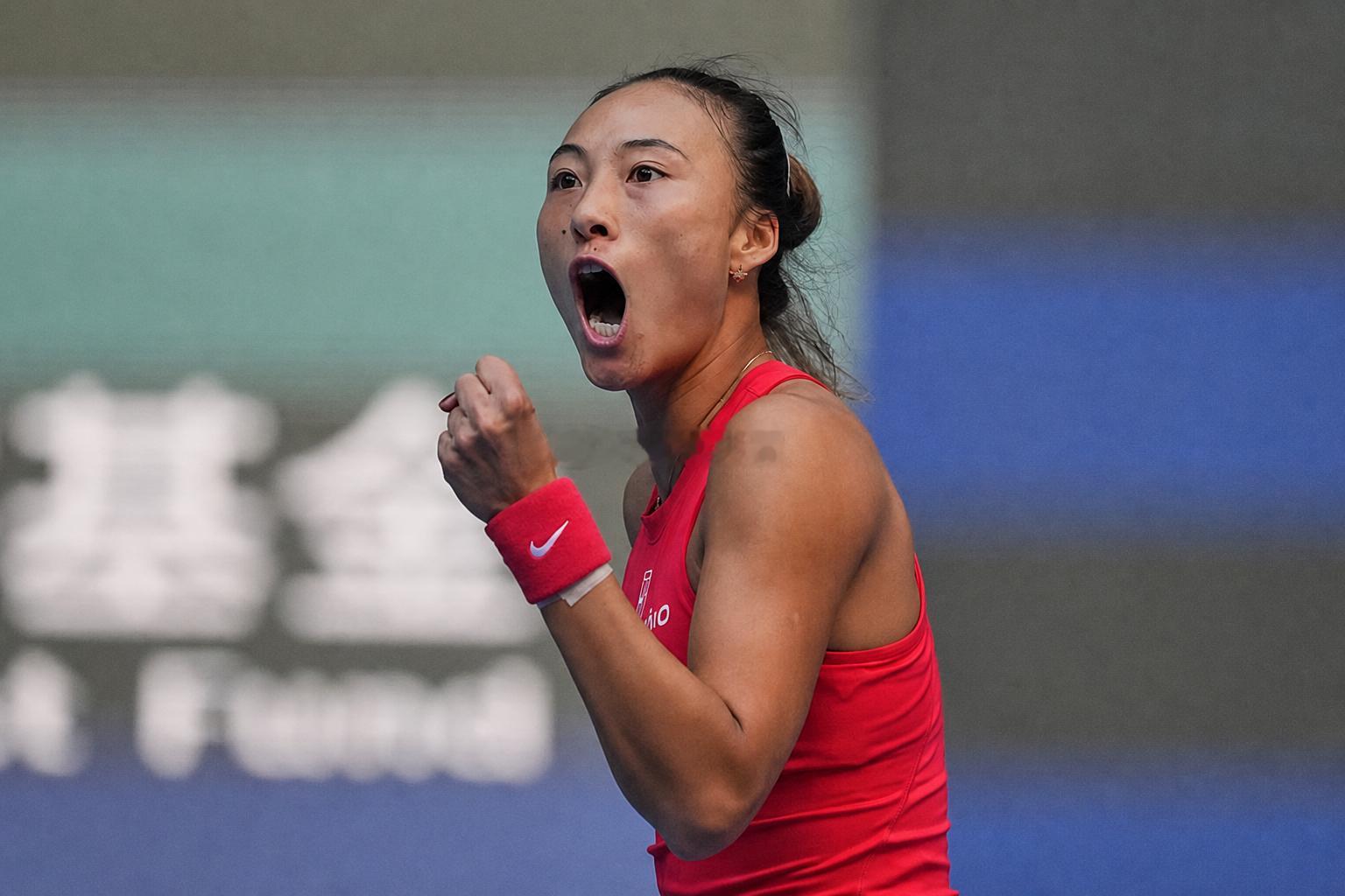郑钦文庆祝模仿美少女战士郑钦文进中网16强恭喜郑钦文险胜！捷克这姐们儿无炫技、