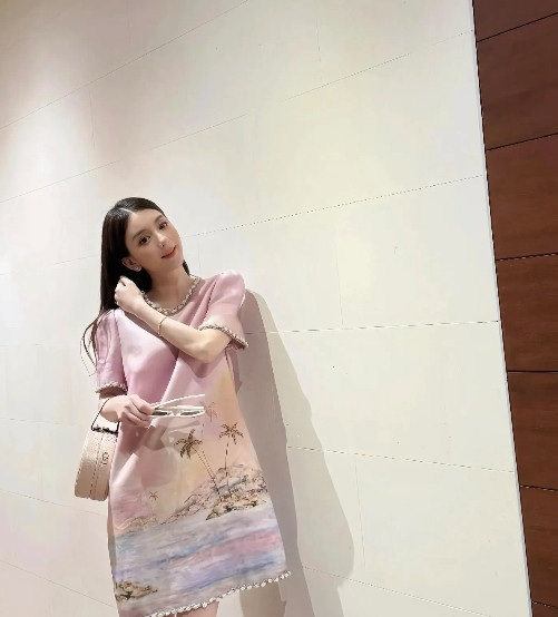40岁方媛的状态真好，看起来依然像是一个小姑娘，毕竟她有钱医美保养随便上咯。
