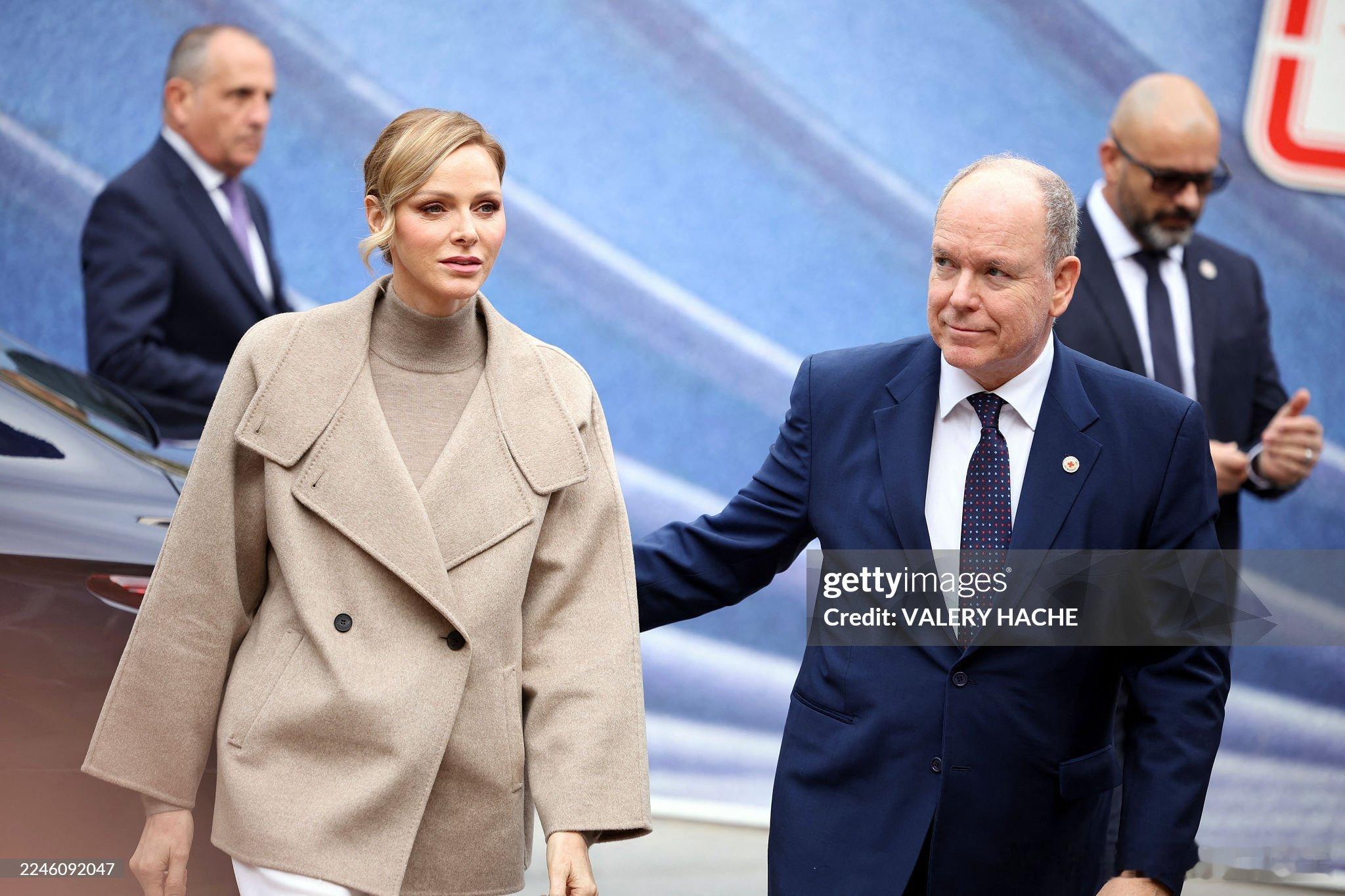 2025.11.14摩纳哥亲王夫妇及亲王阿尔贝二世的外甥女卡米出席红十字会礼物