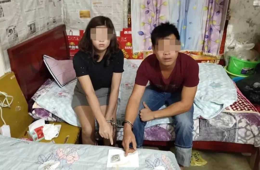 甘肃兰州，男子在出租房门口，与浓妆艳抹女子聊天，警方认为两人形迹可疑，将双方带回