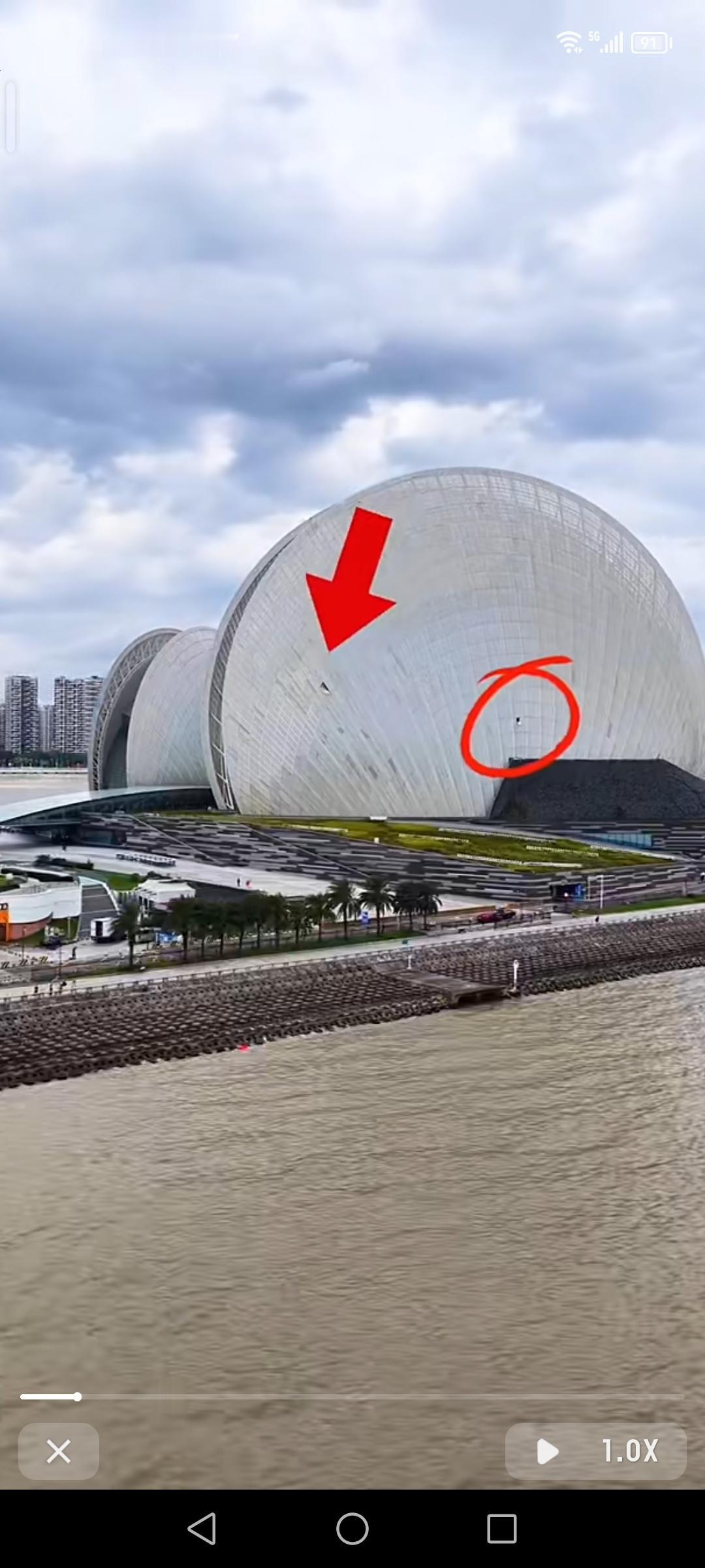 珠海日月贝那可是地标性建筑，造型独特得很，就像两个巨大的贝壳屹立在海边。可这次终
