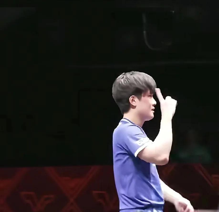 在杭州亚运会对阵中国队时，张本智和赢球后拇指食指一扣，甩给全场一个心形。这个让