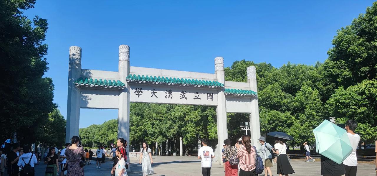武汉大学，赶紧出来走两步啊！说到底，两个同学都是武大的学生，一直回避装聋作哑算