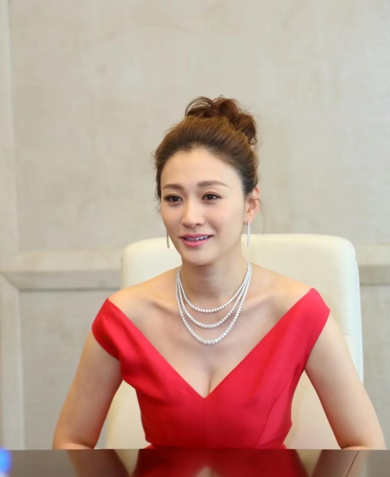 李小冉真的奇怪。说她火吧，近几年，她除了和刘晓庆上的《一路繁花》综艺，还有浪姐