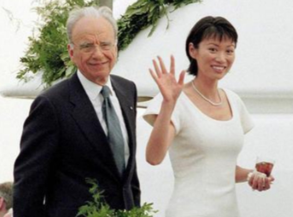 1999年6月，传媒大亨默多克为了迎娶邓文迪，与相伴31年的第二任妻子安娜离婚。