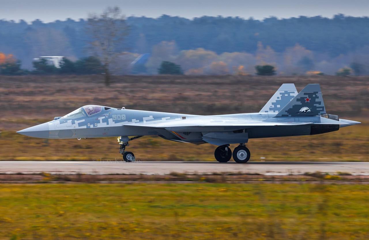 正在茹科夫斯基为迪拜航展飞行准备的苏57-509📷：IVANKAVERZI