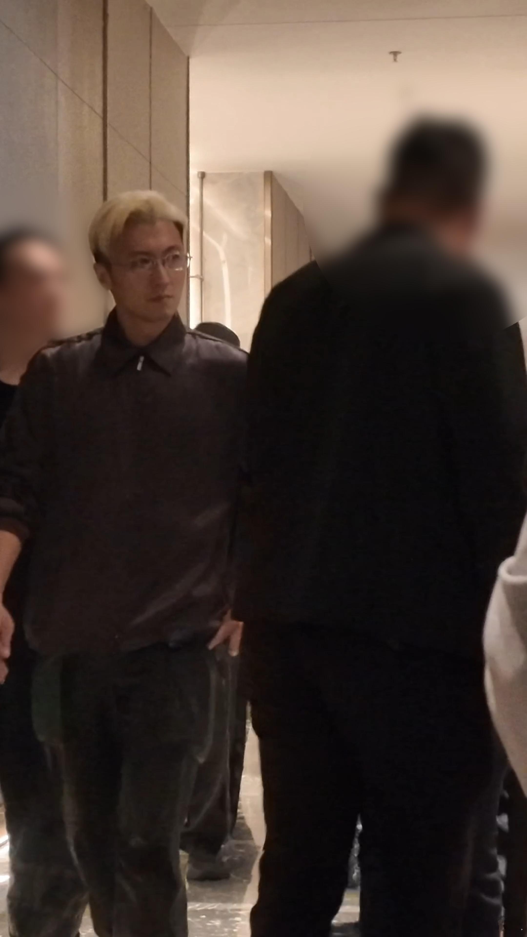 泉州偶遇谢霆锋谁能想到在泉州偶遇谢霆锋，低调出行也难掩巨星气场，举止儒雅又亲和