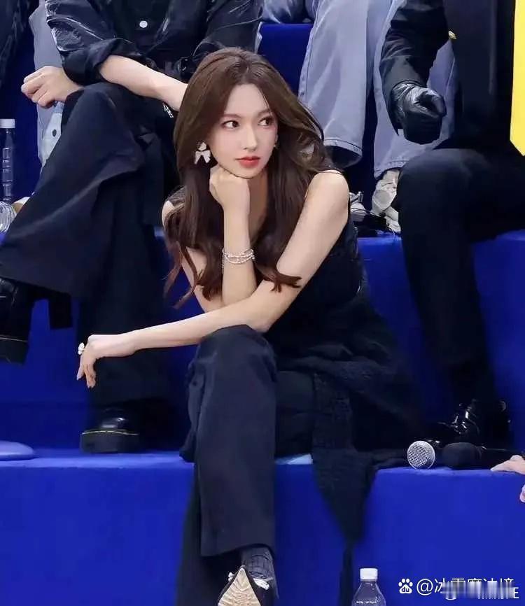 头一次见女明星穿着厚袜子穿高跟鞋的