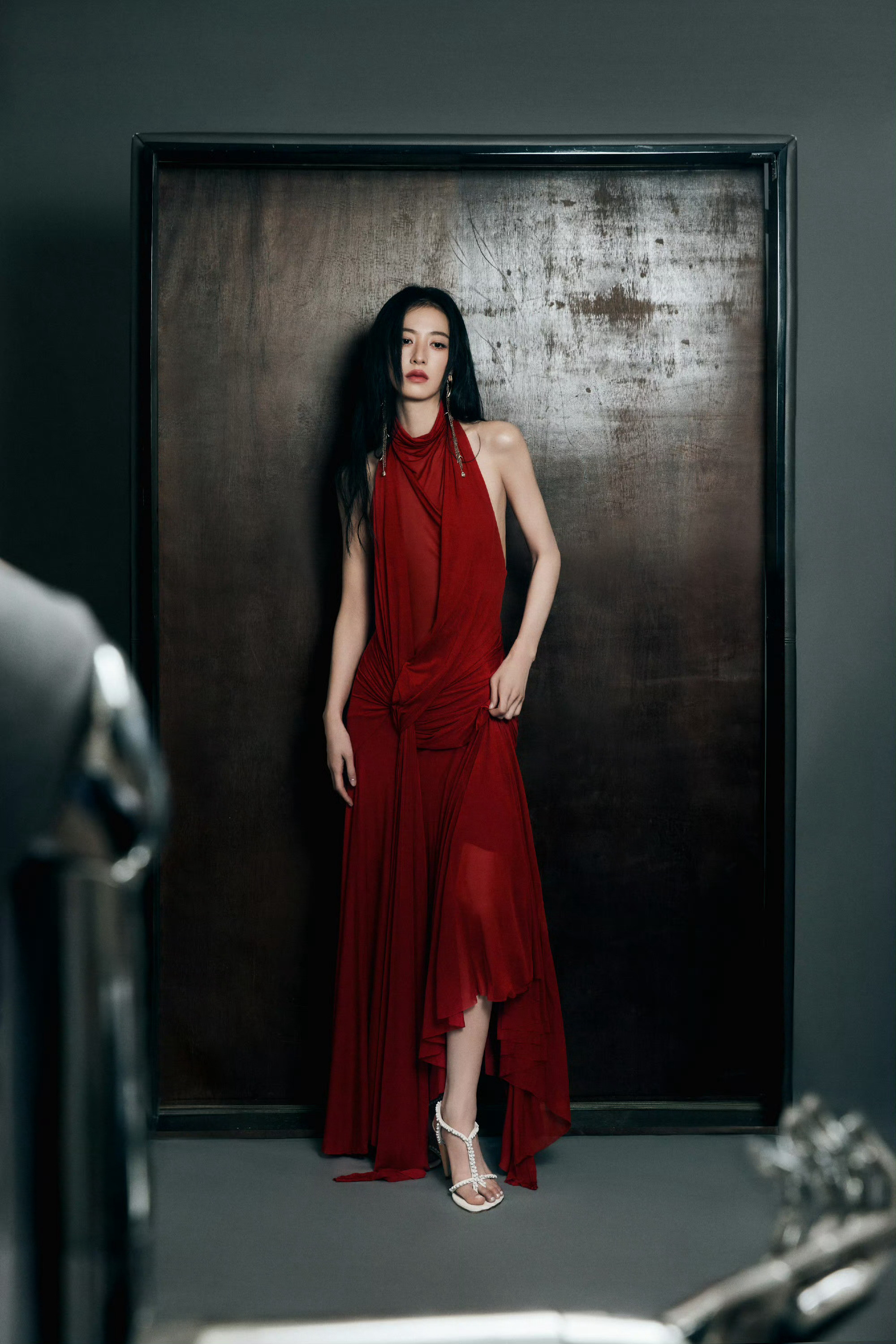 周雨彤在上海参加McQueen2026秋冬系列静态展及酒会，身穿酒红色挂脖露背