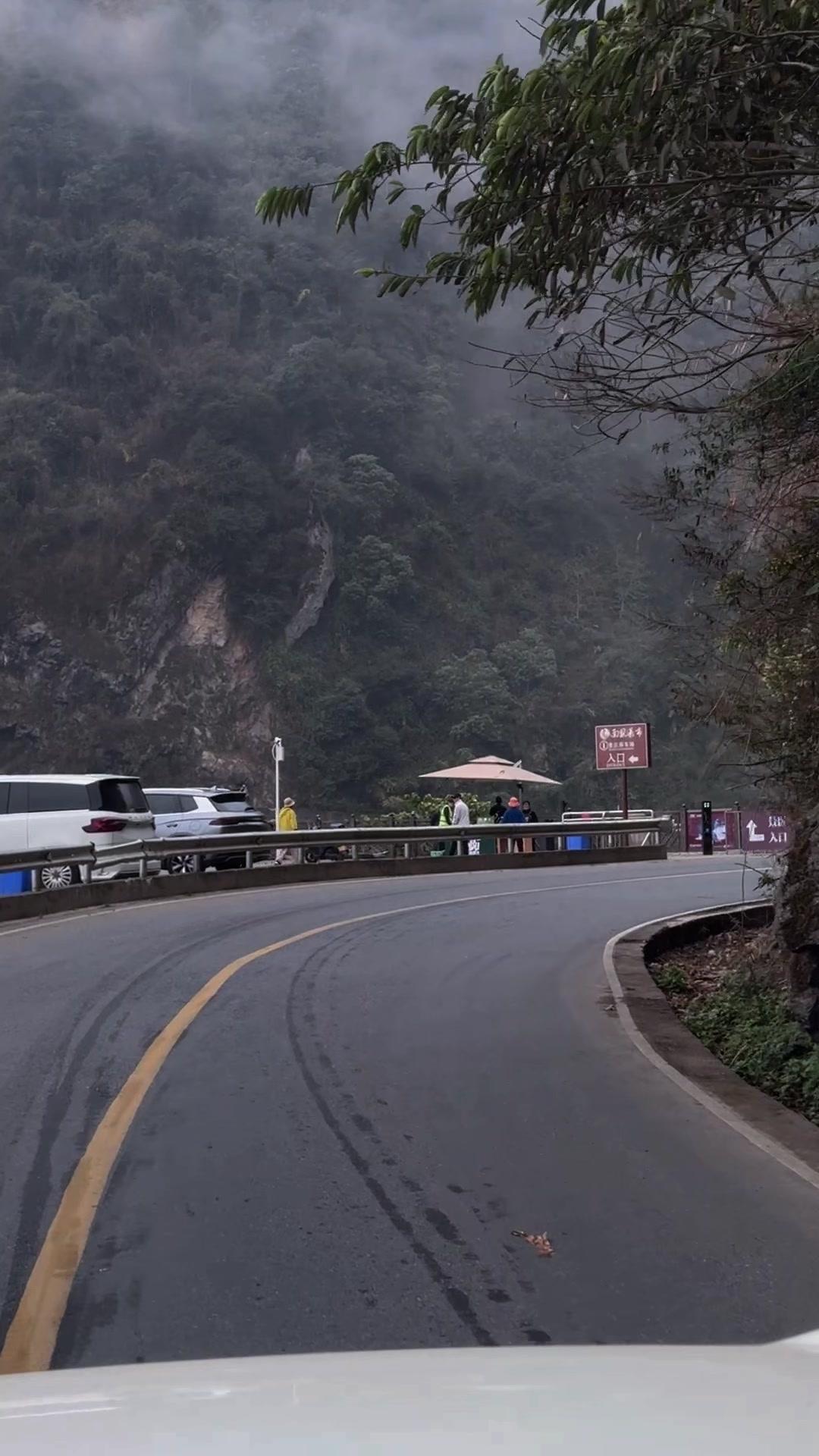 哇，云南哀牢山的南恩瀑布太震撼了！刚到瀑布前，我们就忍不住欢呼起来。眼前的美