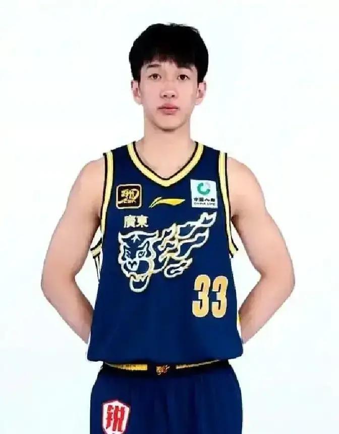 胡明轩打铁？别急，给他球权，他自己能醒。真正让人冒汗的是杨溢。徐杰一下，他