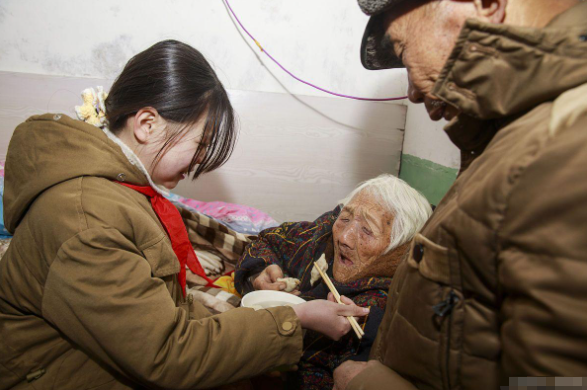 湖南男子因小事跟母亲决裂，在妻子的怂恿下，给了母亲2万元，并写下断绝关系、老死不